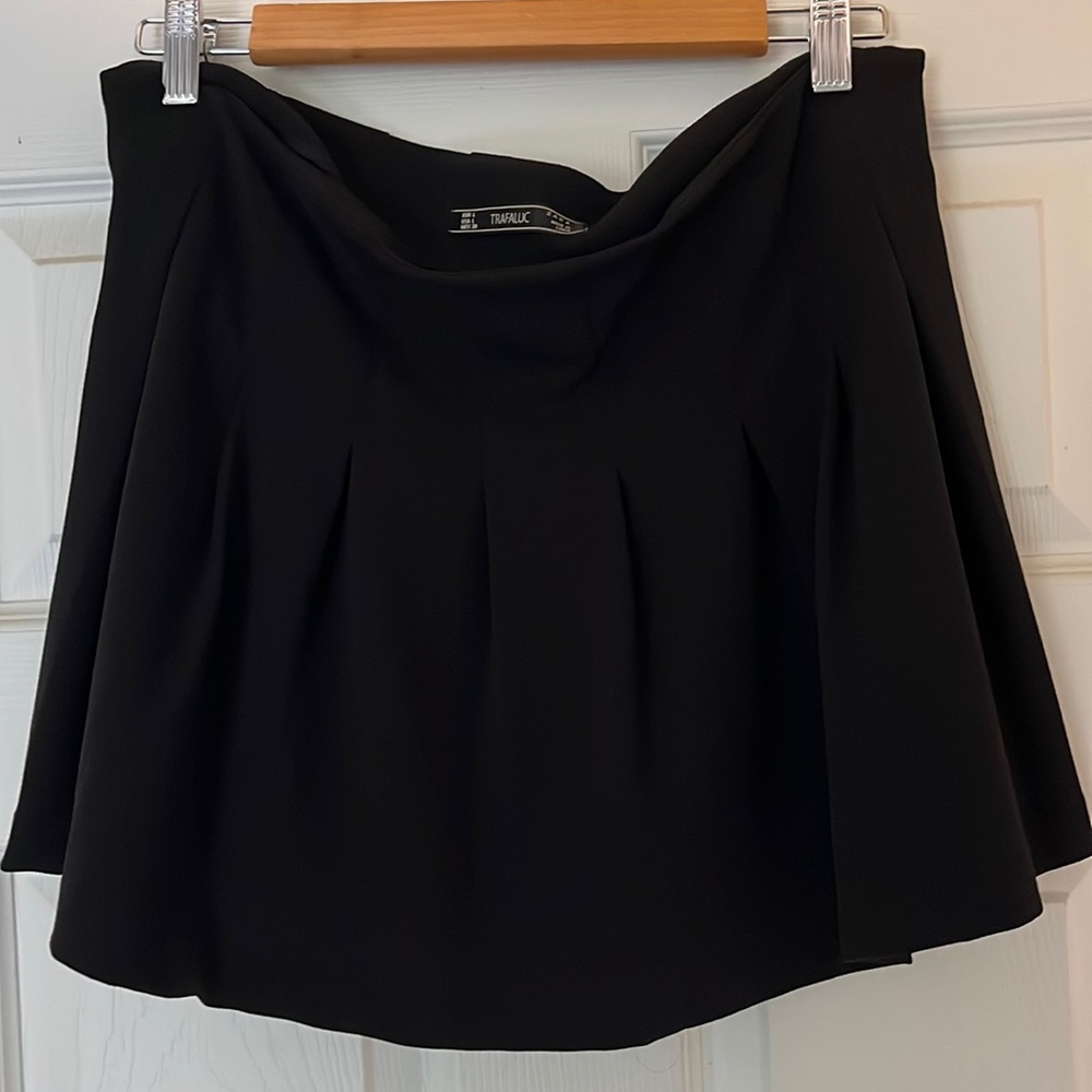 Zara trafaluc size large mini skirt black